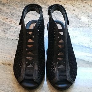 EARTH Black PeepToe Sandals